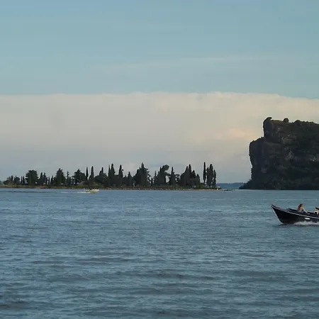 Al Lago C.r.b N18 Manerba D/g * مانربا ديل جاردا